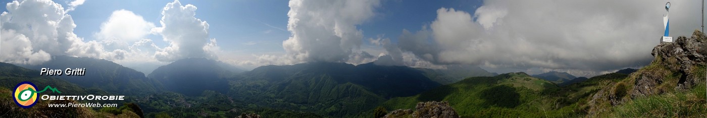56 Panoramica dal Corno Zuccone sulla Val Taleggio.jpg